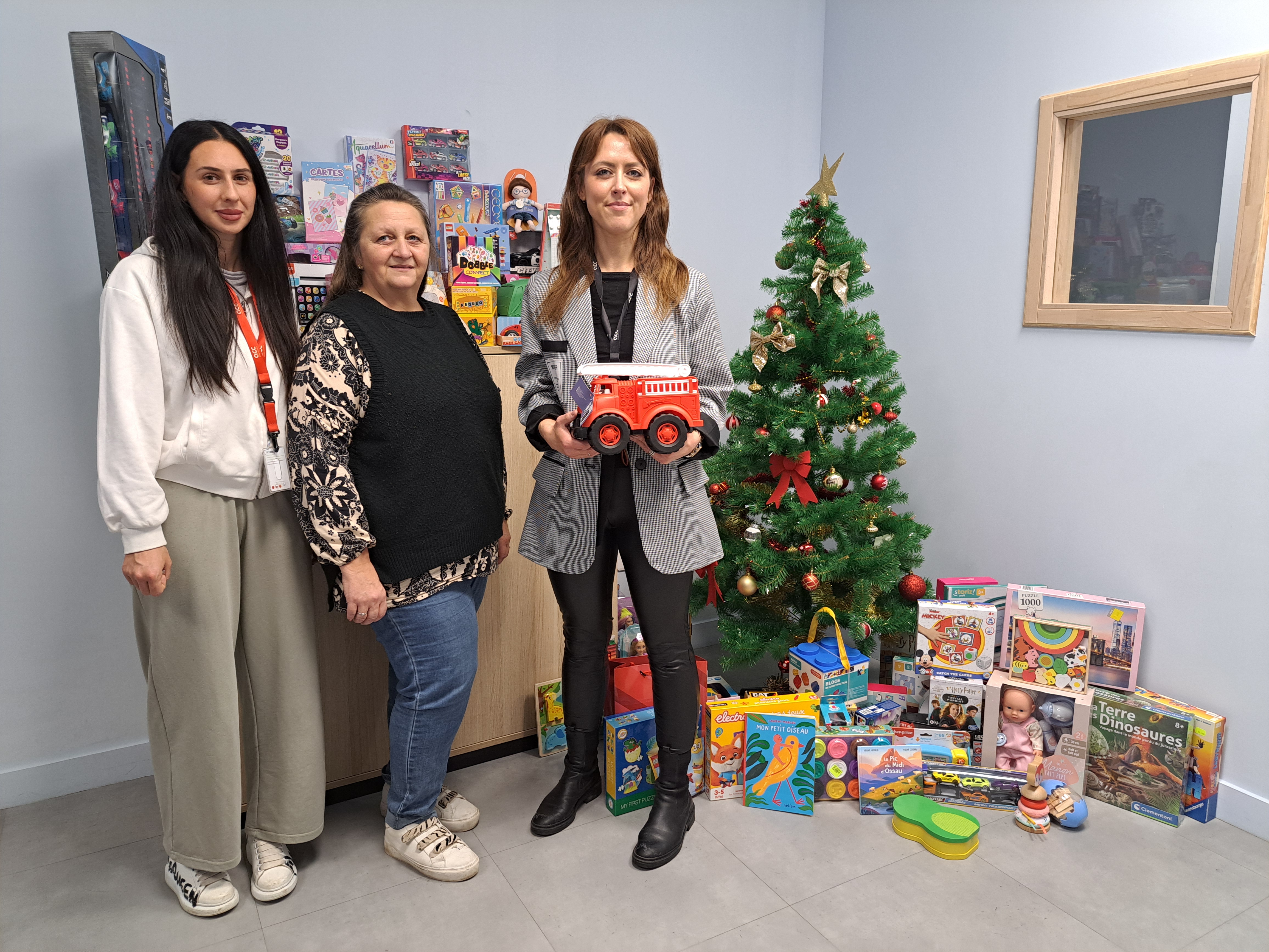 Les cadeaux collectés à la Gigafactory ont été remis aux bénévoles.