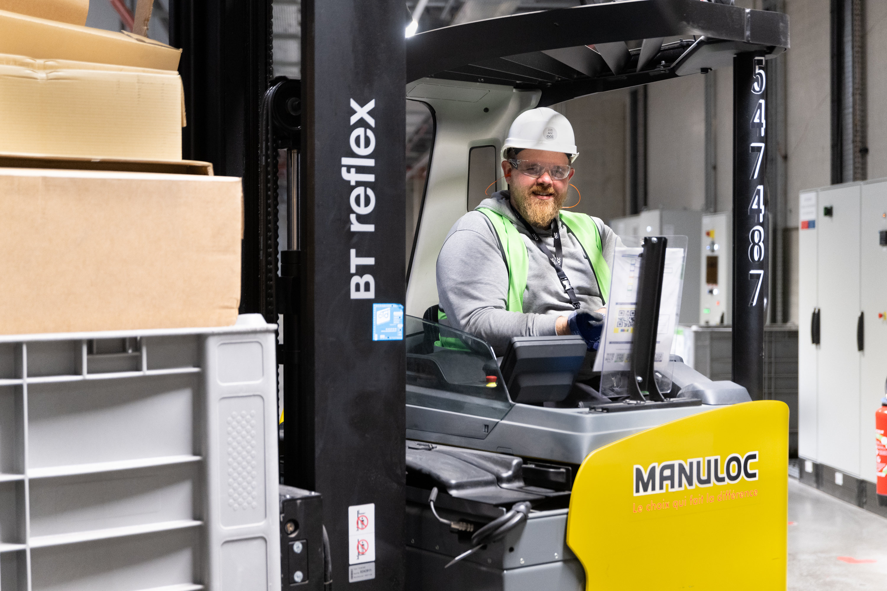 Photo d'un salarié d'ACC transportant des marchandises au sein de la gigafactory