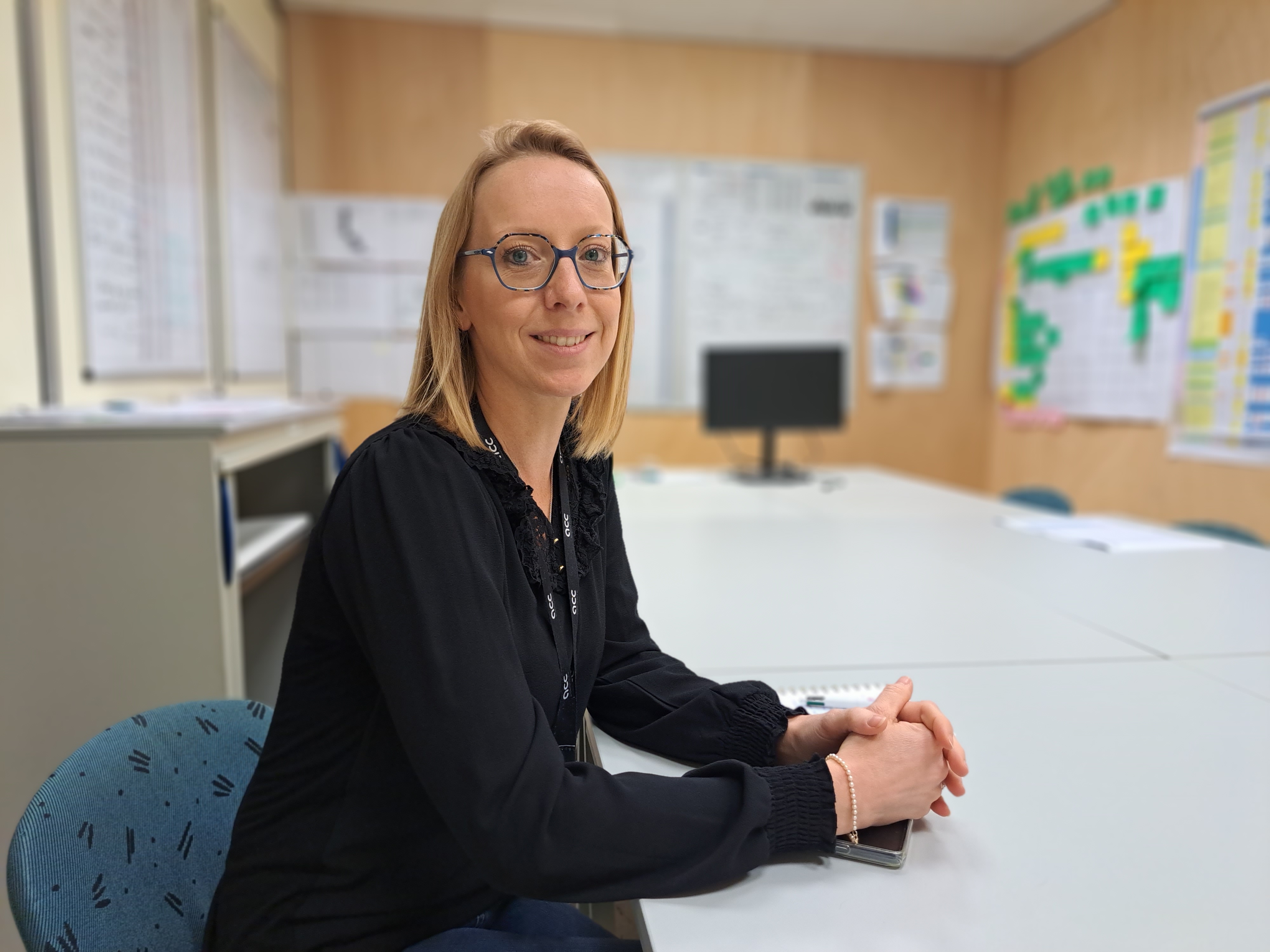 Laurie Delcroix a rejoint la Gigafactory ACC de Billy-Berclau le 1er mars 2023. Son quotidien, c'est le contrôle qualité.