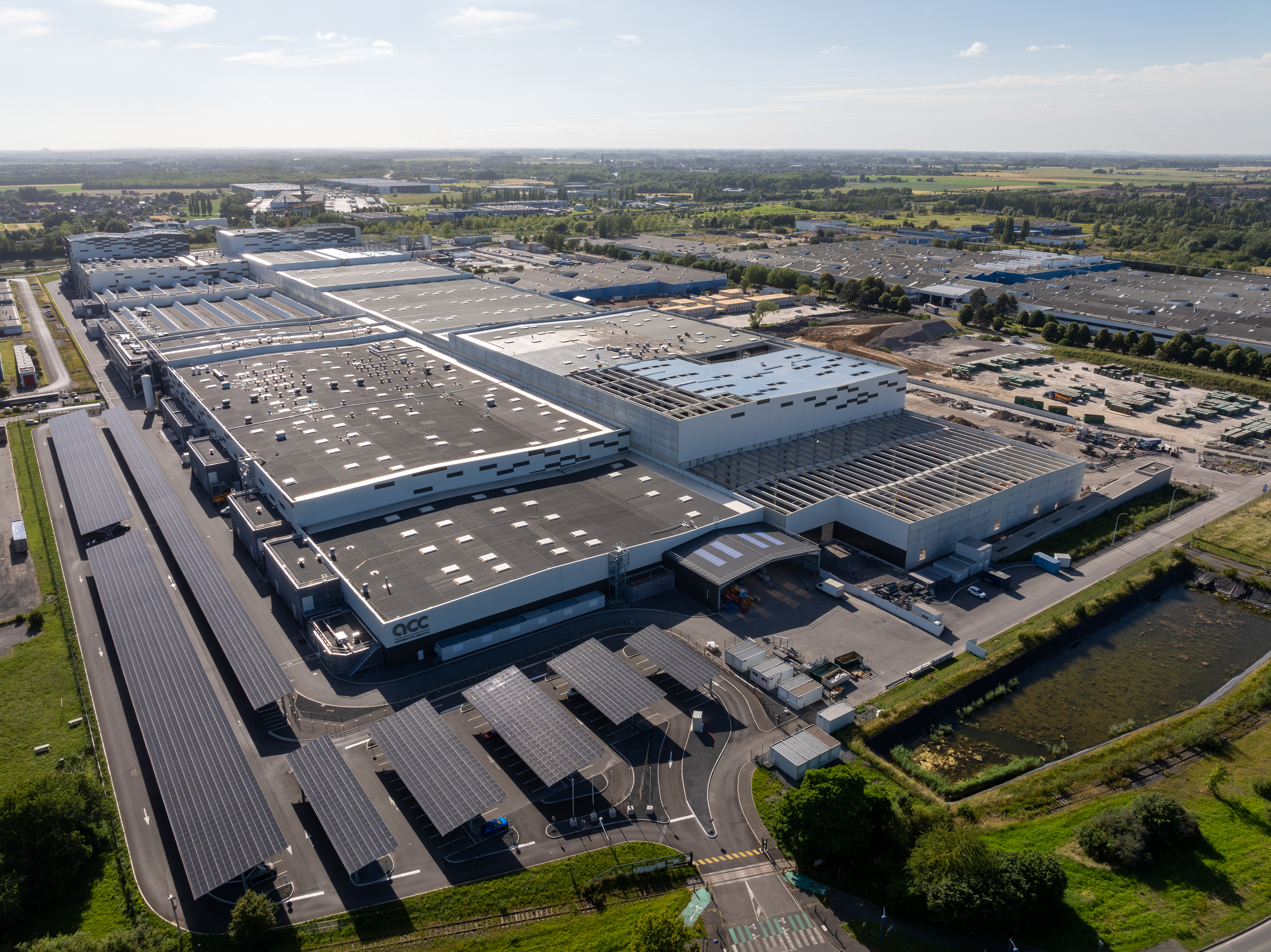 Le parking principal est couvert d'ombrières photovoltaïques.