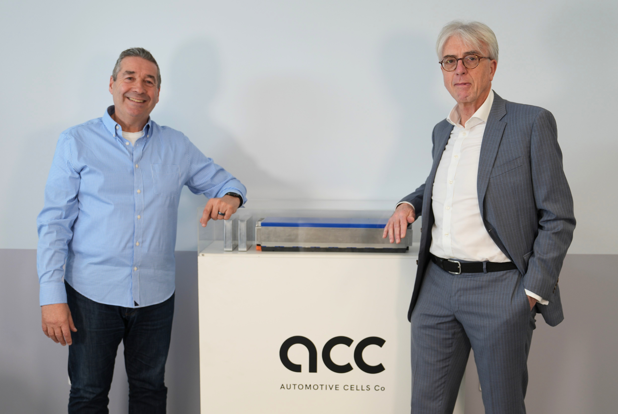 Photo de Yann Vincent et Allan Swann ensemble, aux côtés d'un module ACC