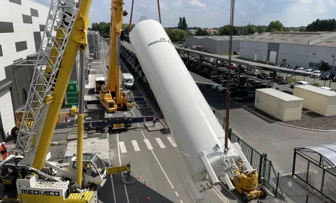 La cuve de stockage d'azote liquide démontée pèse 25 tonnes.