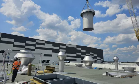 The chimneys were installed using a crane with an enormous boom.