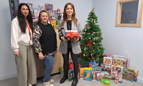 Les cadeaux collectés à la Gigafactory ont été remis aux bénévoles.