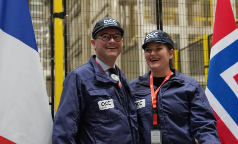 Photo of French Minister Delegate for Industry Sébastien Martin and Norwegian Minister of Trade and Industry Cecilie T. Myrseth at the ACC Gigafactory