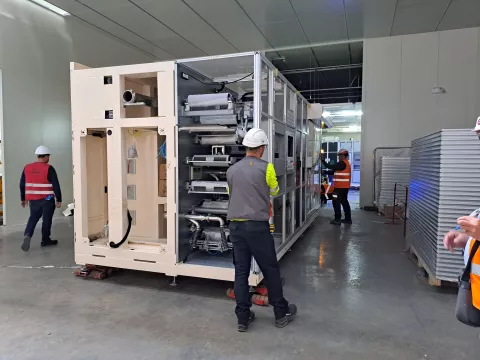 Les introductions de machines doivent se faire avec adresse et précision.