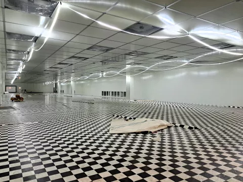 La construction d'une salle blanche, avant la réception de l'équipement.