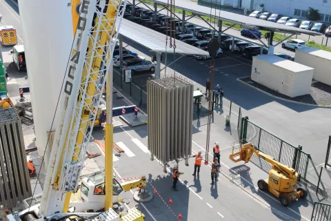 Une cuve et deux évaporateurs ont quitté le site de la Gigafactory.