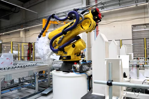 L’installation de la première ligne d’assemblage de modules a commencé ...