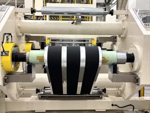 En sortie de machine, un premier refendage de bobine a lieu.
