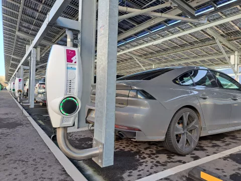 Des bornes de recharge pour véhicules sont installées sur le parking principal, sous les ombrières photovoltaïques.