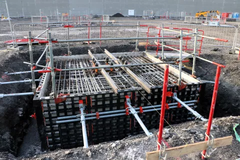 Les fondations sont en cours de construction.