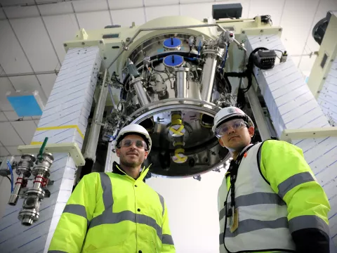 Marcos Oliveira (à droite) supervise l'installation des mixeurs avec Renaud Gayraud-Vaissières, manufacturing manager en chimie.