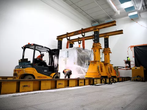 Un portique hydraulique a été utilisé pour installer les équipements.