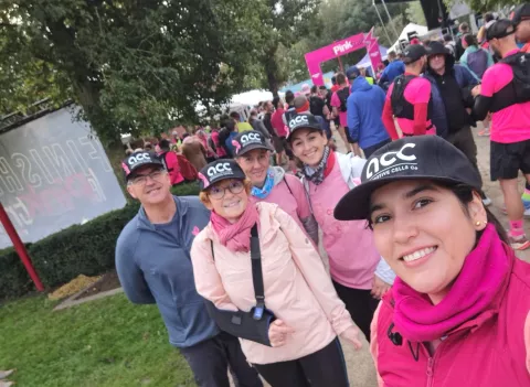 Dahlila et d'autres collaborateurs ont participé à une marche rose, à Divion, pour Octobre rose.