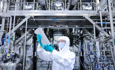 Laurie Delcroix a rejoint la Gigafactory ACC de Billy-Berclau le 1er mars 2023. Son quotidien, c'est le contrôle qualité.