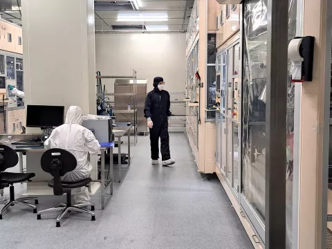 Gauthier à son poste de travail, en salle sèche et propre, au Stacking.