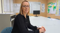 Laurie Delcroix a rejoint la Gigafactory ACC de Billy-Berclau le 1er mars 2023. Son quotidien, c'est le contrôle qualité.
