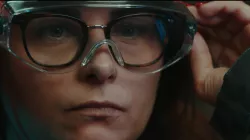 Photo d'une employée d'ACC ajustant les lunettes de sécurité, issue du film des 4 ans d'ACC