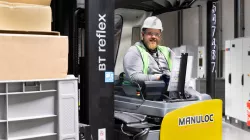 Photo d'un salarié d'ACC transportant des marchandises au sein de la gigafactory
