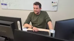 Photo de Dominique Bougard, salarié de la Gigafactory, à son poste de travail. 
