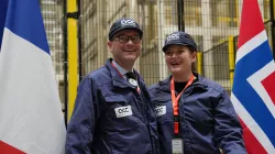 Photo du ministre français délégué à l'Industrie, Sébastien Martin, et de son homologue norvégienne Cecilie T. Myrseth à la Gigafactory ACC 