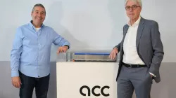 Photo de Yann Vincent et Allan Swann ensemble, aux côtés d'un module ACC 