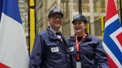 Photo of French Minister Delegate for Industry Sébastien Martin and Norwegian Minister of Trade and Industry Cecilie T. Myrseth at the ACC Gigafactory