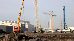 Les engins de chantier ont envahi la plateforme de construction du deuxième bloc de la Gigafactory ACC de Billy-Berclau.